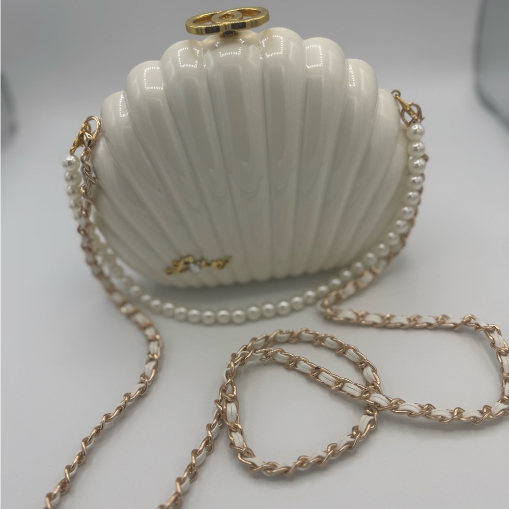 Elegant White Shell Crossbody Bag - Picture 4 of 7